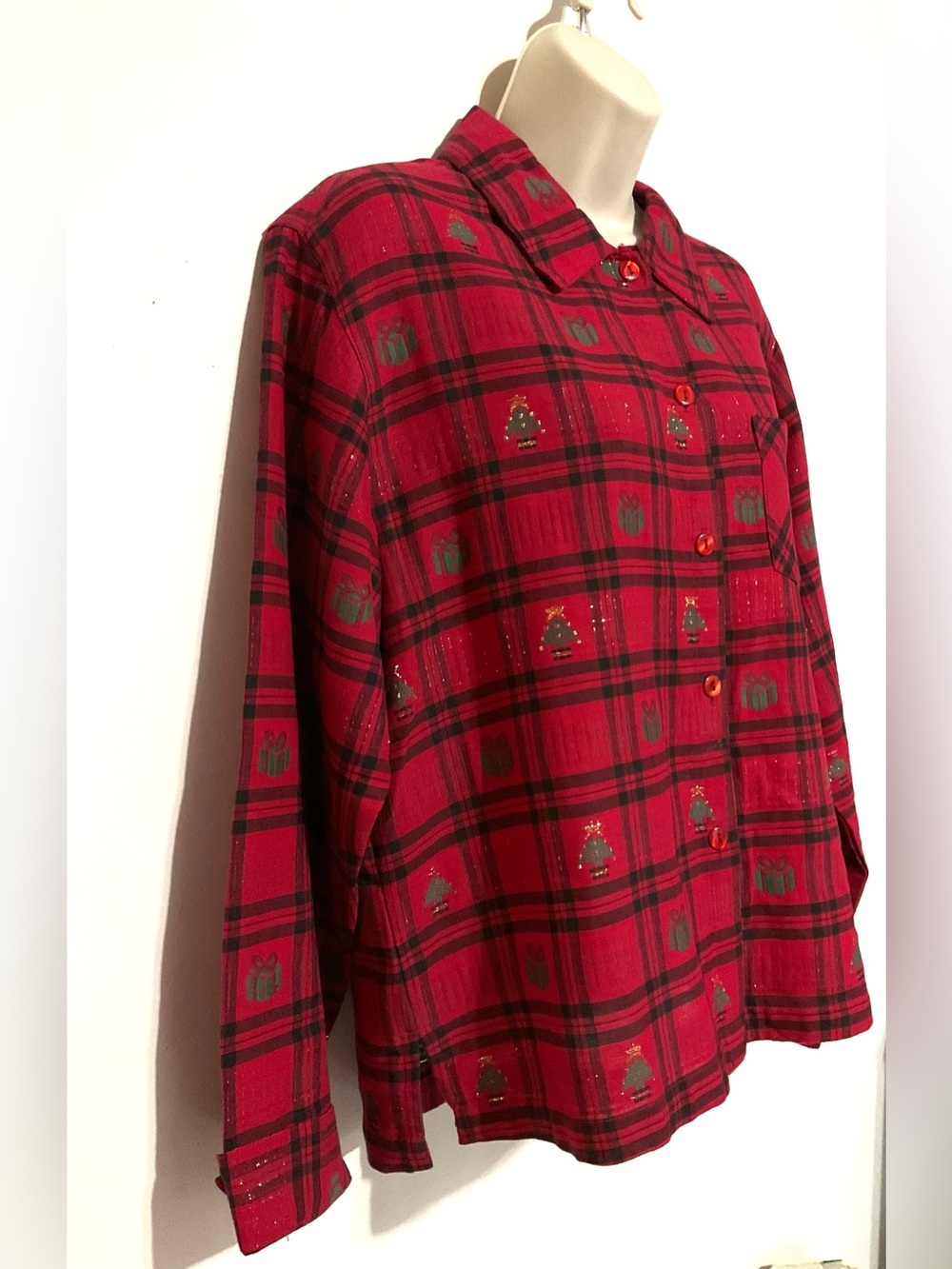 New Directions long sleeve shirt. Christmas print. Button down. Plaid.